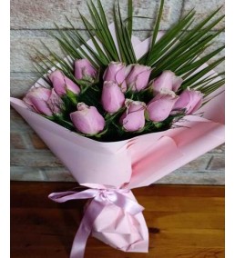 Pembe buket kağıdında güller